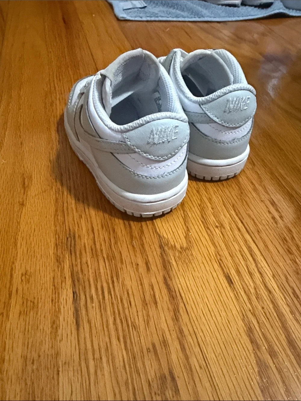 Nike Kids Low-Top Sneakers in Light Gray and White